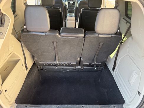 Used 2011 Chrysler Town & Country Touring-L w/ Entertainment Group #2 FWD image 27