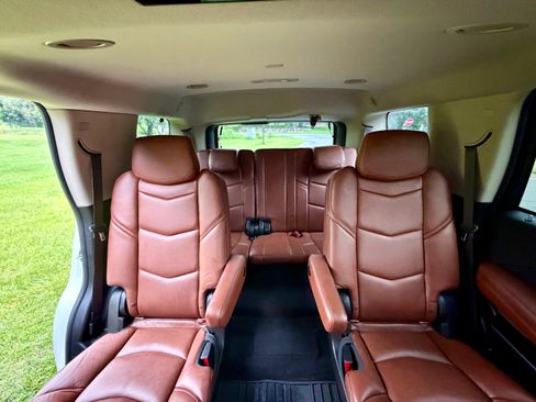 Used 2016 Cadillac Escalade Premium AWD/4WD image 12