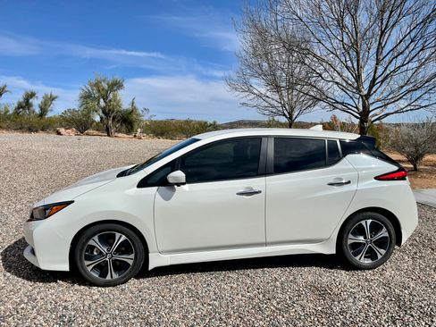 Used 2020 Nissan Leaf SV w/ SV Technology Package FWD image 4