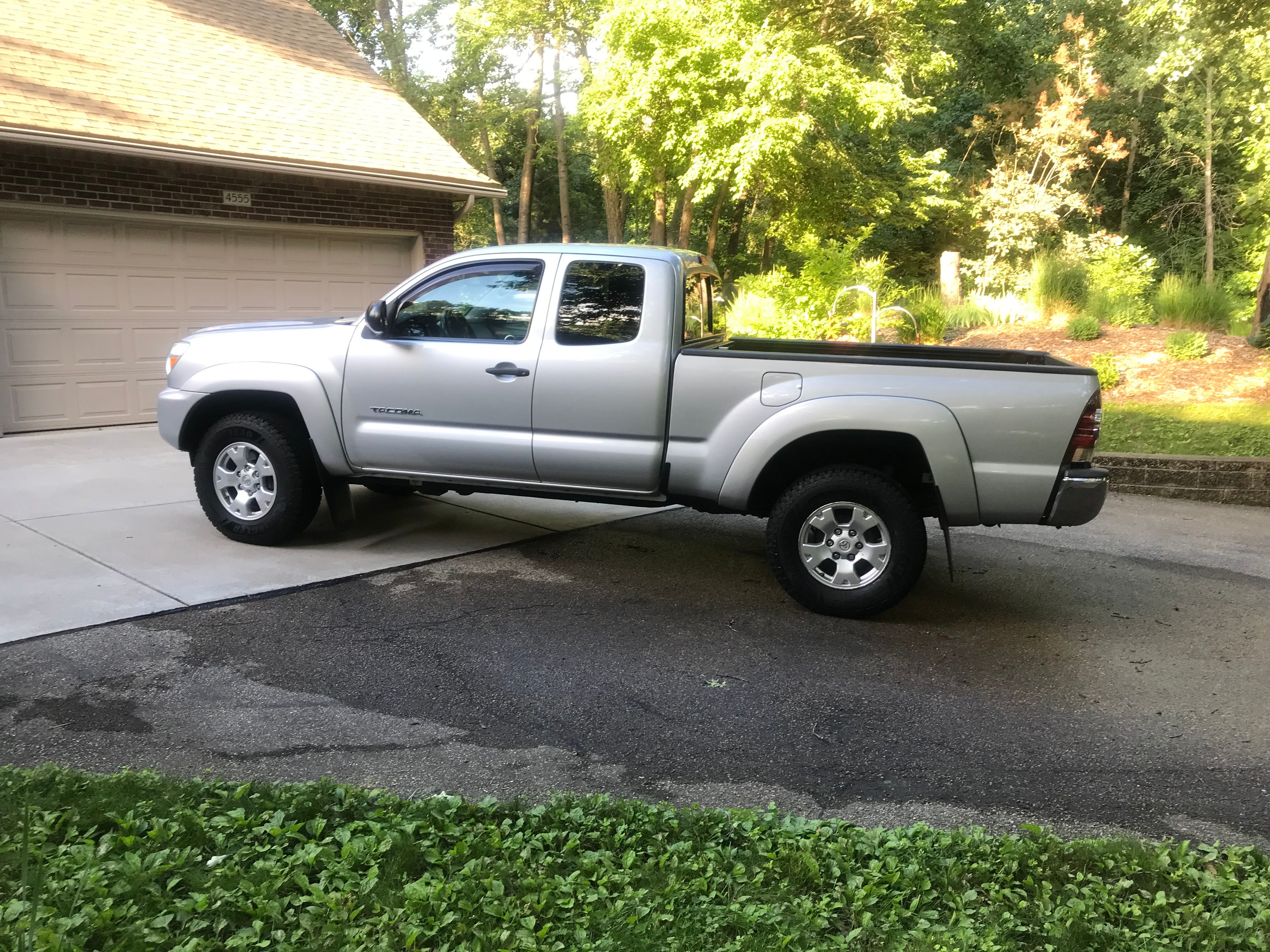 Used 2012 Toyota Tacoma 4x4 Access Cab V6 w/ SR5 Pkg image 2