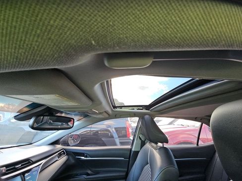 Used 2018 Toyota Camry SE image 9