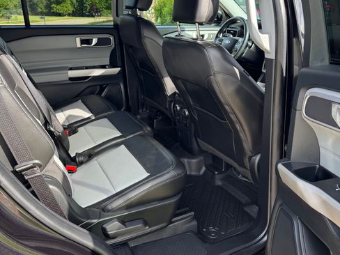 Used 2022 Ford Explorer XLT w/ Equipment Group 202A RWD image 12
