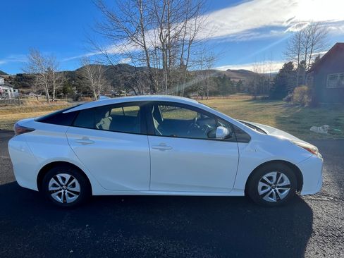 Used 2017 Toyota Prius Four Touring image 2