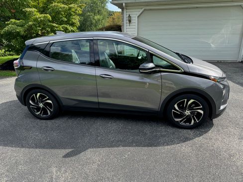 Used 2023 Chevrolet Bolt LT w/ Infotainment Package FWD image 4
