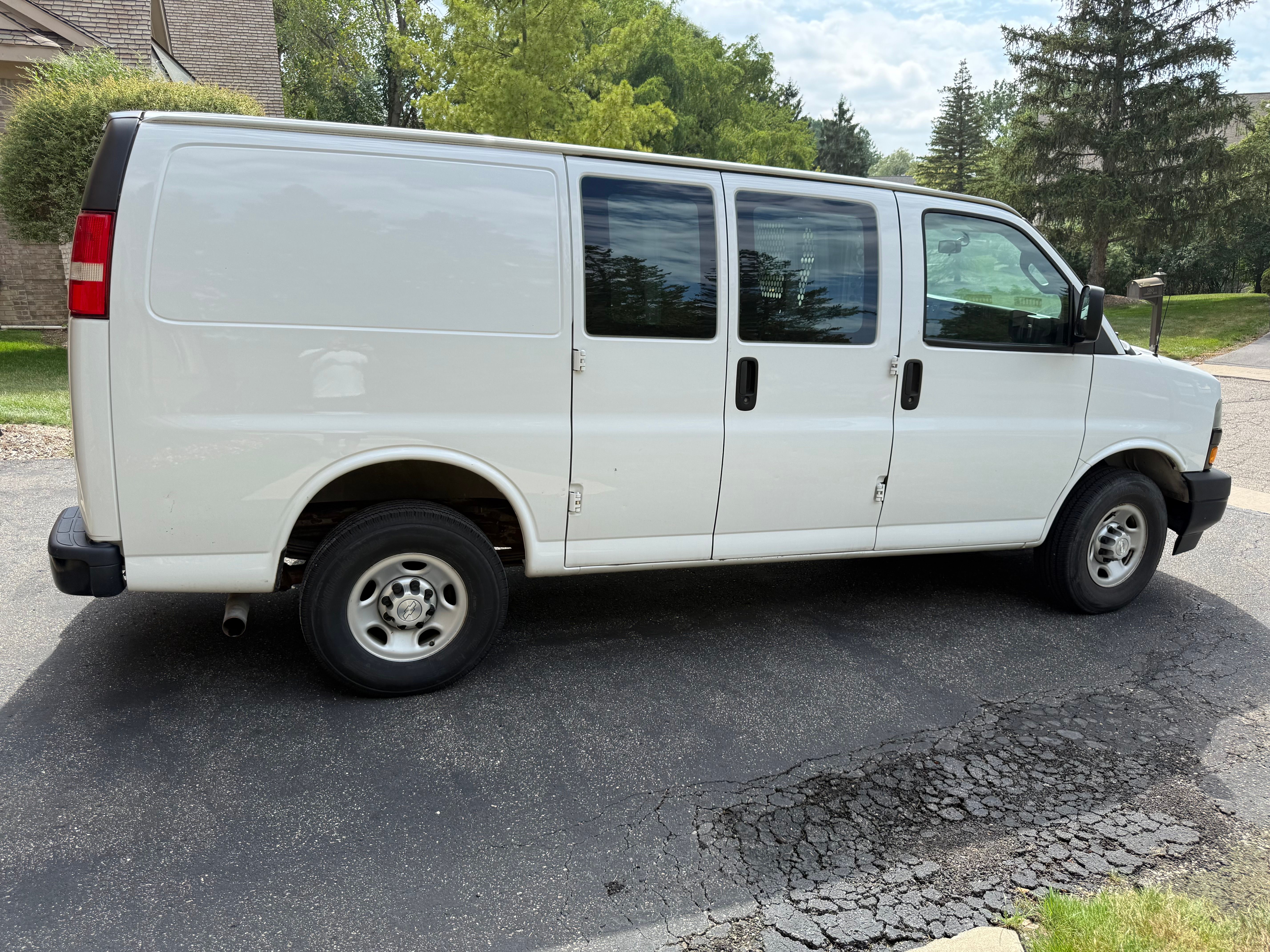 Used 2019 Chevrolet Express 2500 w/ Driver Convenience Package RWD image 4