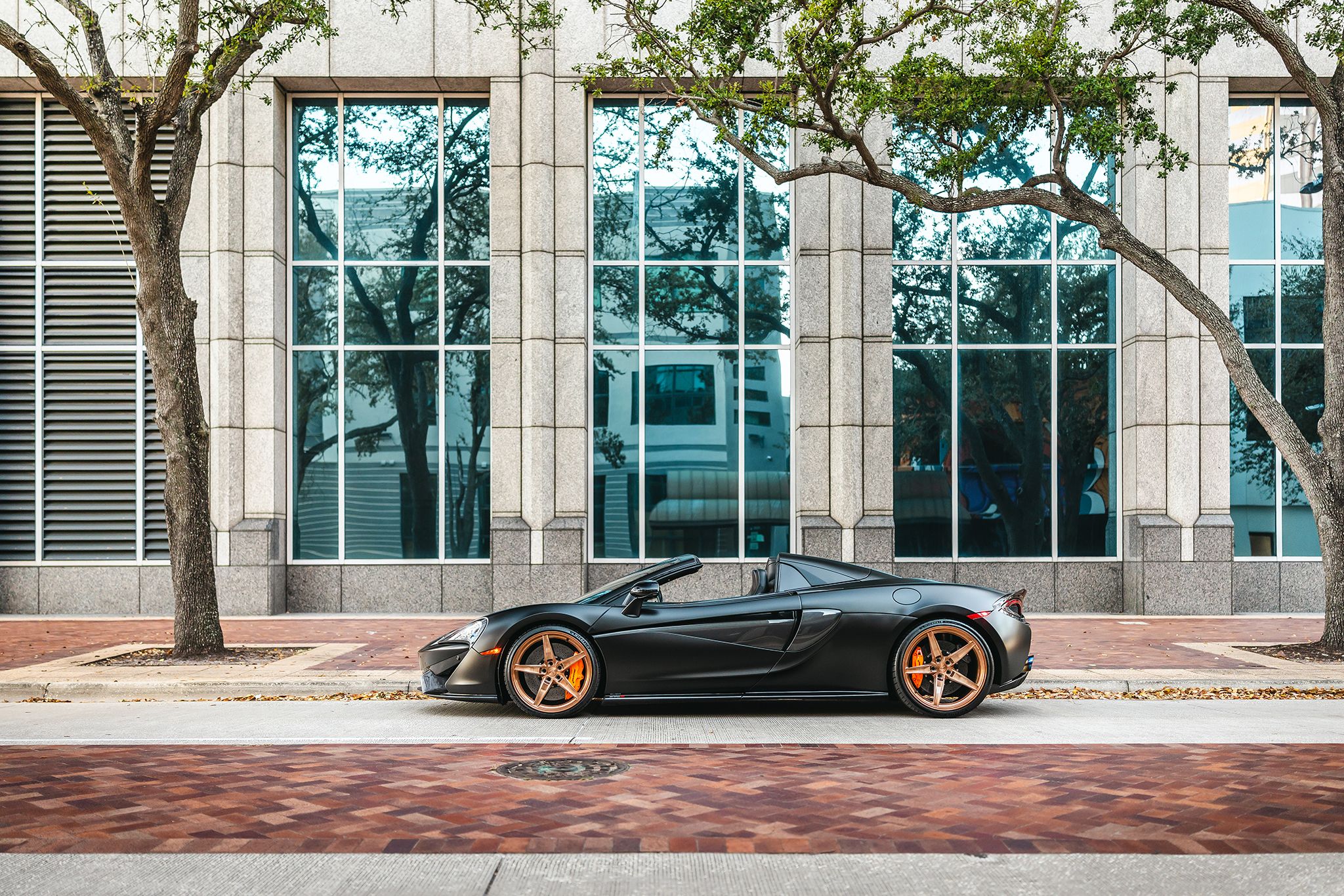 Used 2019 McLaren 570S Spider RWD image 12