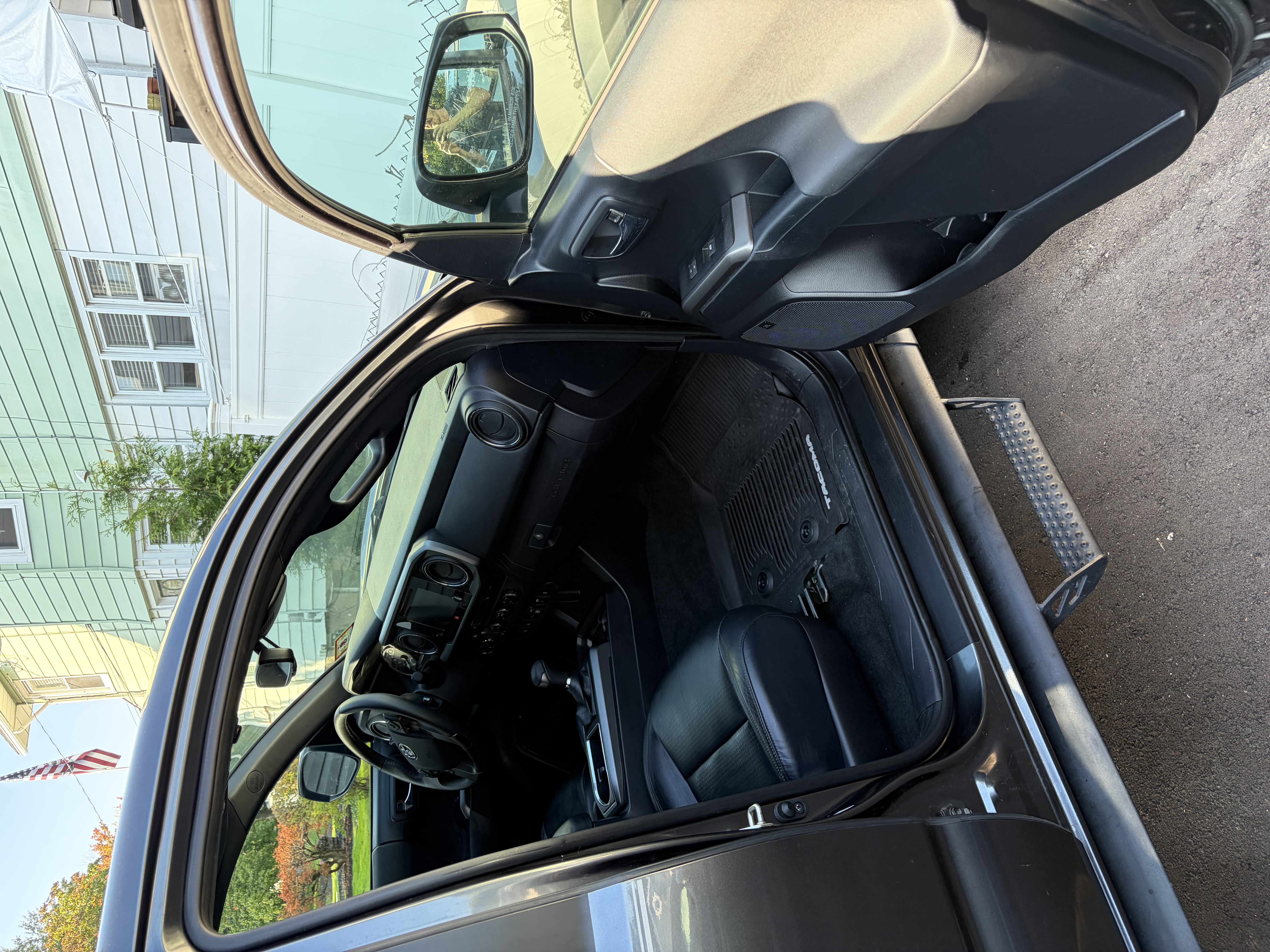 Used 2018 Toyota Tacoma TRD Off-Road AWD/4WD image 10