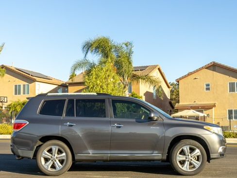 Used 2012 Toyota Highlander Limited w/ Tow Pkg FWD image 2