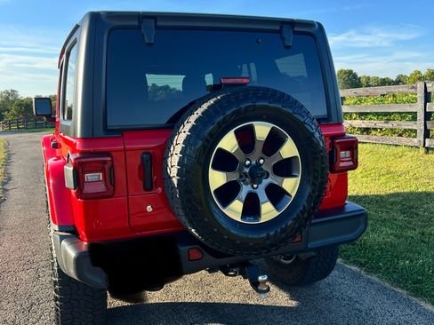 Used 2018 Jeep Wrangler Unlimited Sahara image 4