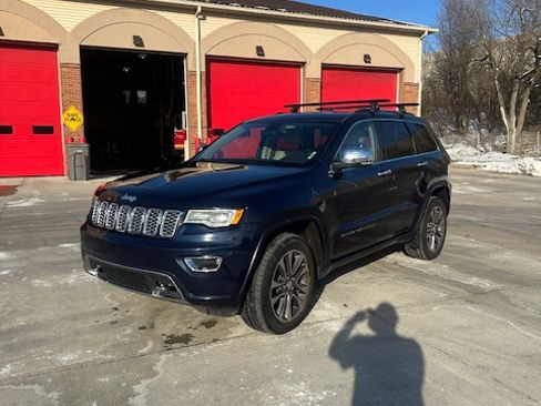 Used 2017 Jeep Grand Cherokee Overland image 2