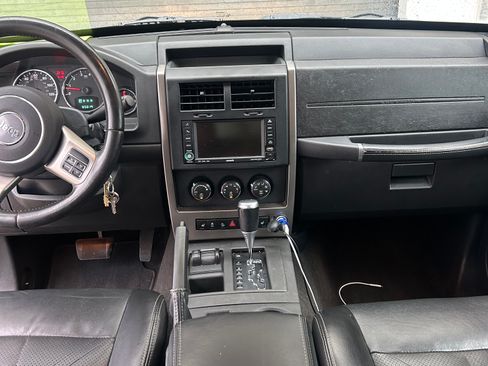 Used 2011 Jeep Liberty Renegade w/ Navigation Convenience Group image 6