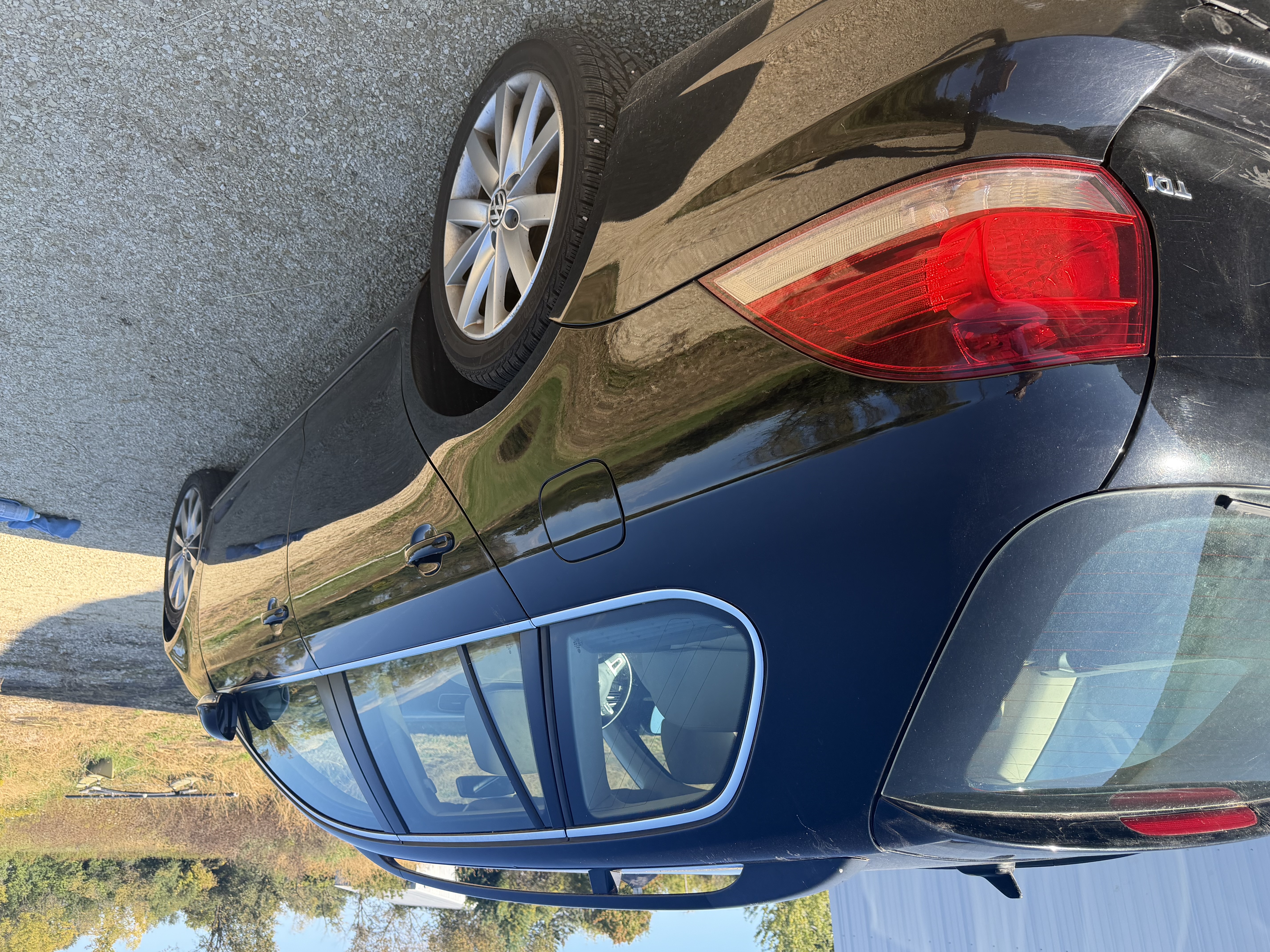 Used 2011 Volkswagen Jetta TDI FWD image 2
