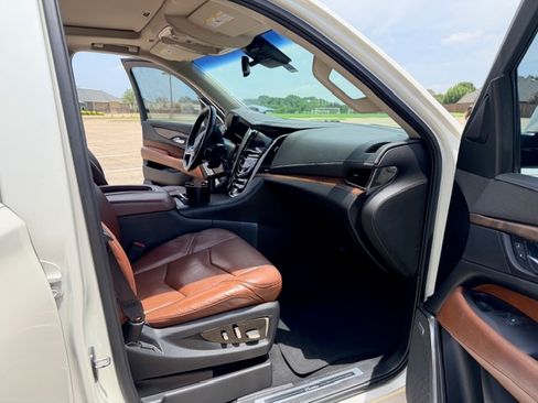Used 2015 Cadillac Escalade Luxury RWD image 8