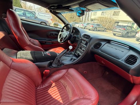 Used 1998 Chevrolet Corvette Coupe w/ Roof Pkg image 15