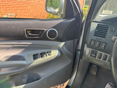 Used 2007 Toyota Tacoma PreRunner RWD image 11