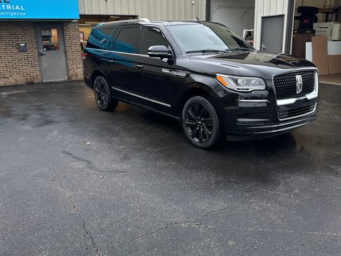 Used 2023 Lincoln Navigator L Reserve image 1