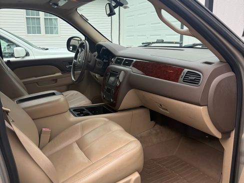 Used 2011 Chevrolet Suburban LT w/ Luxury Package AWD/4WD image 25
