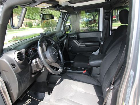 Used 2018 Jeep Wrangler Unlimited Sport w/ Connectivity Group AWD/4WD image 19