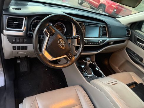 Used 2017 Toyota Highlander XLE image 5