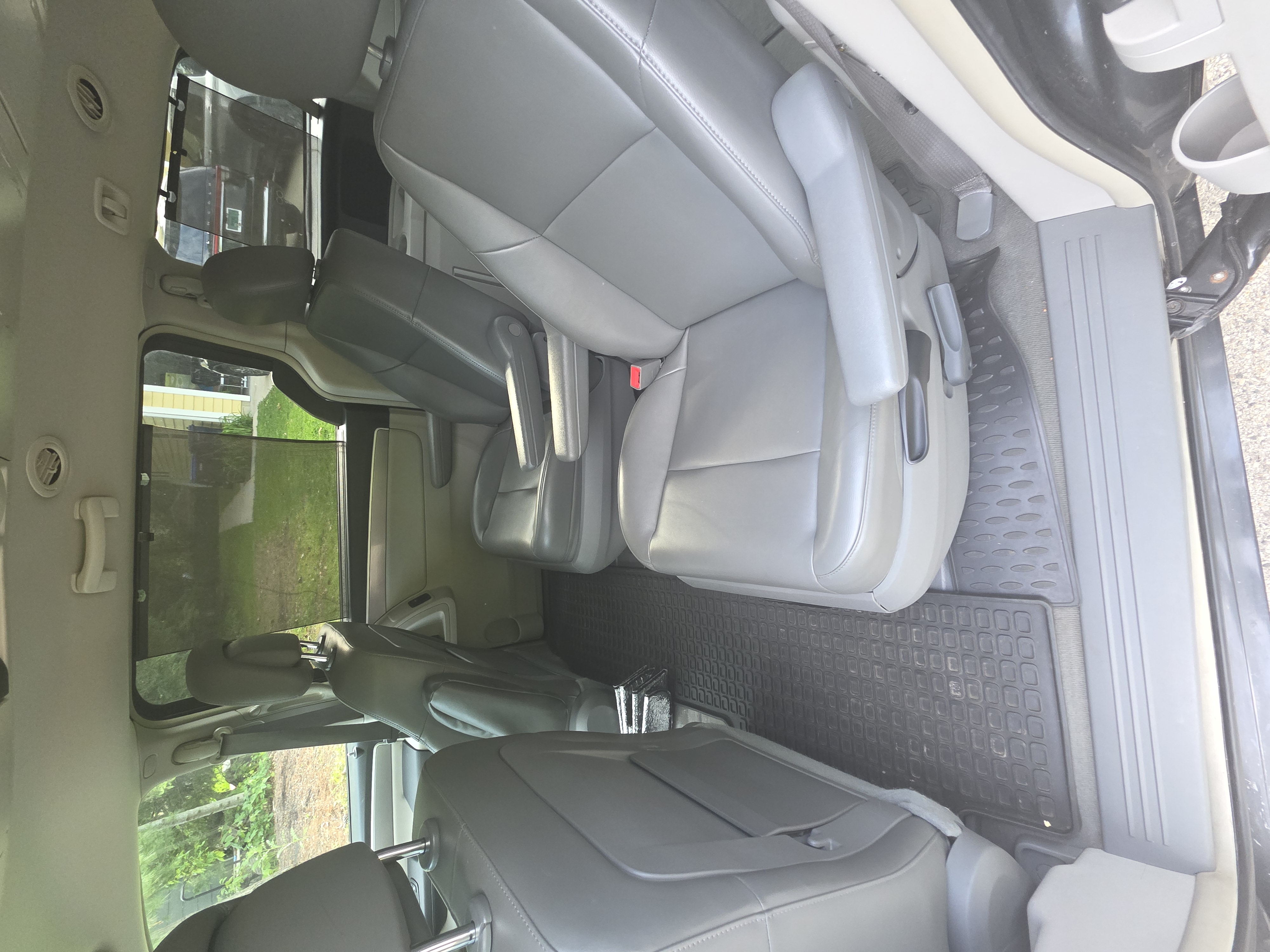 Used 2012 Volkswagen Routan SE FWD image 9