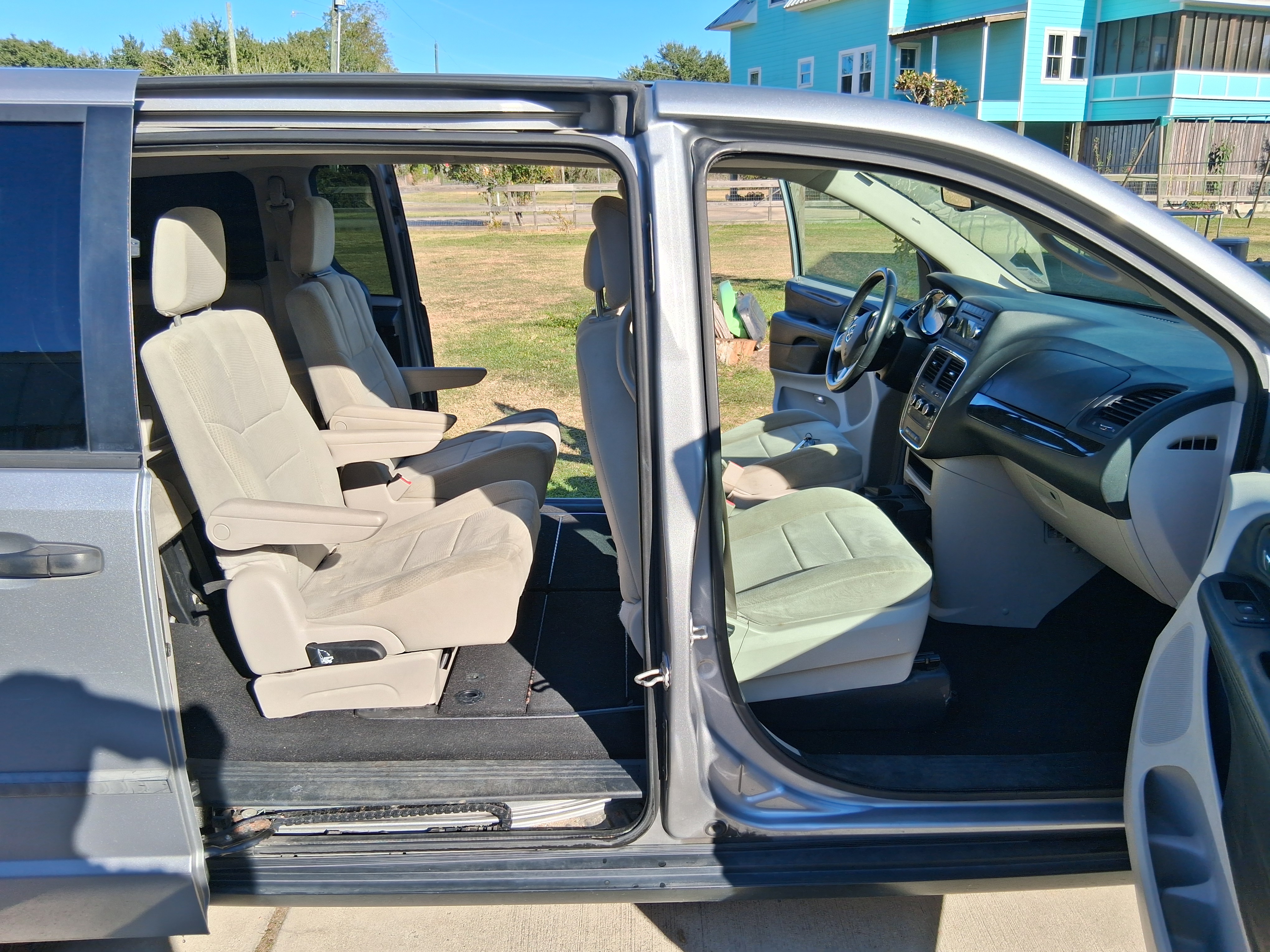 Used 2013 Dodge Grand Caravan American Value Package w/ UConnect Hands-Free Group FWD image 32