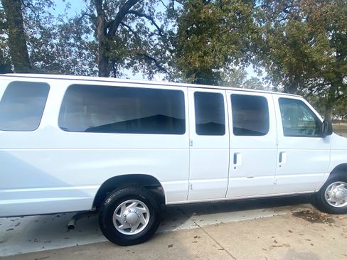 Used 2014 Ford E-350 and Econoline 350 XLT image 2