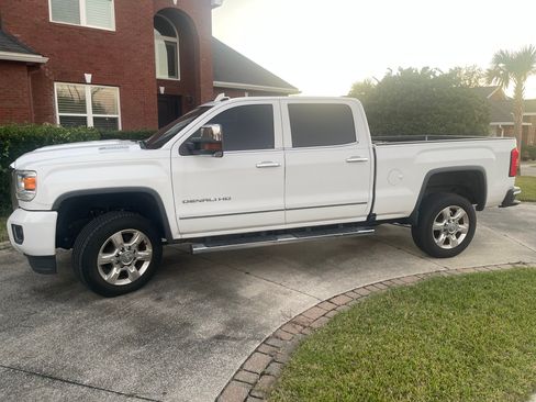 Used 2017 GMC Sierra 2500 Denali w/ Duramax Plus Package image 2