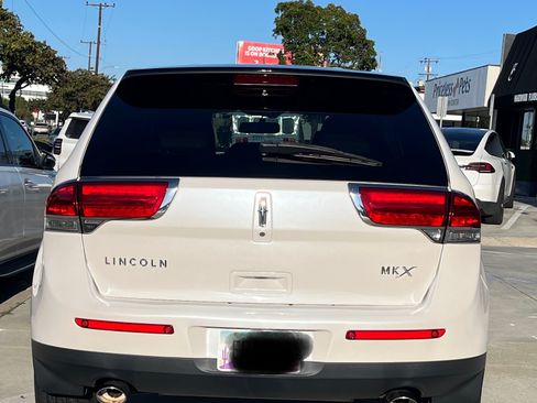 Used 2013 Lincoln MKX FWD image 2