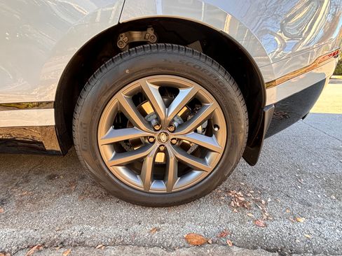 Used 2024 Land Rover Range Rover Velar Dynamic SE image 4