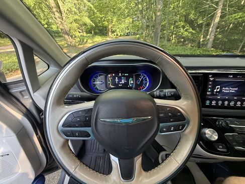 Used 2020 Chrysler Pacifica Limited w/ Advanced Safetytec Group FWD image 12