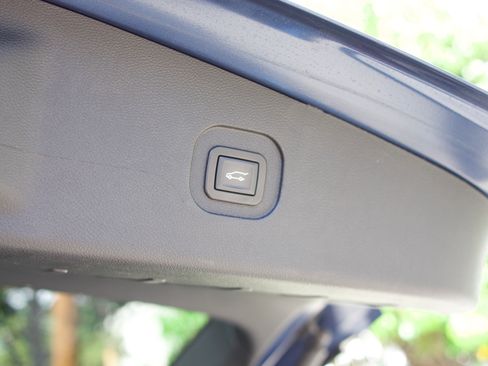 Used 2017 Chevrolet Equinox Premier w/ Enhanced Convenience Package image 16