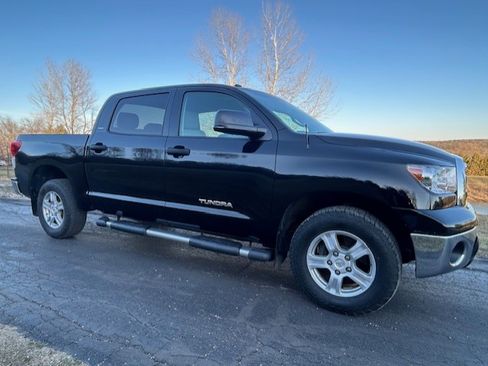 Used 2011 Toyota Tundra 4x4 CrewMax w/ SR5 Pkg image 2