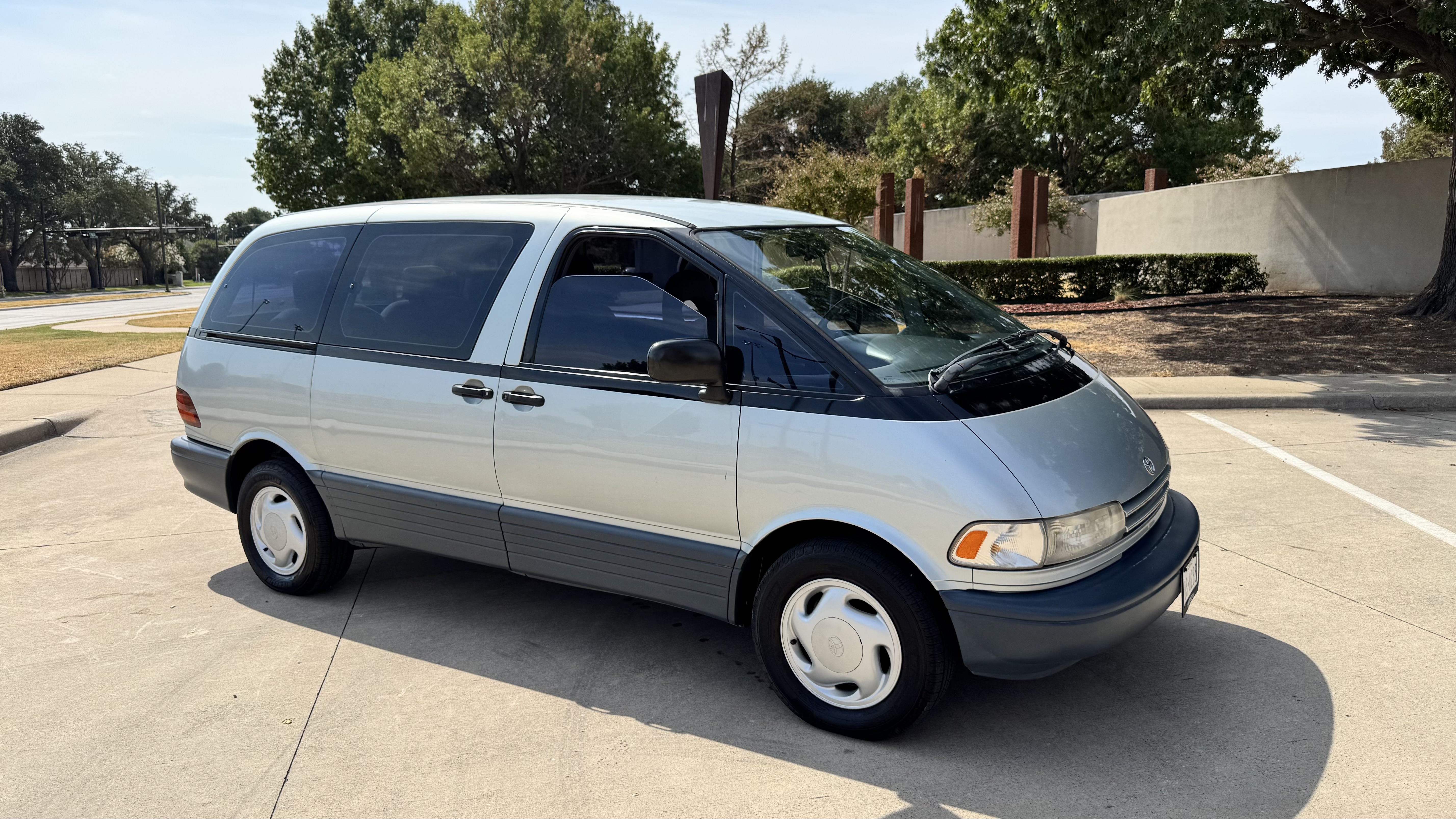 Used 1993 Toyota Previa Deluxe RWD image 1