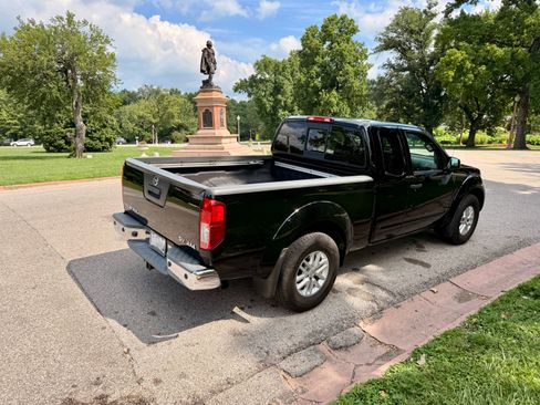 Used 2014 Nissan Frontier SV w/ SV Value Truck Package AWD/4WD image 9
