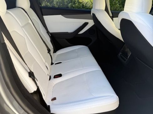 Used 2026 Tesla Model Y Long Range image 8