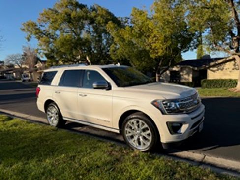 Used 2019 Ford Expedition Platinum image 2