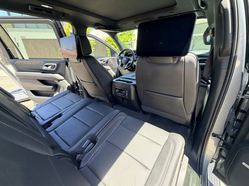 Used 2023 Chevrolet Suburban Premier w/ Advanced Technology Package AWD/4WD image 13