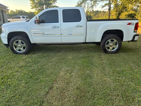 Used 2011 GMC Sierra 2500 Denali w/ Suspension Package, Off-Road AWD/4WD image 6