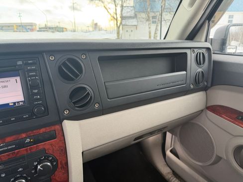 Used 2006 Jeep Commander Limited image 23