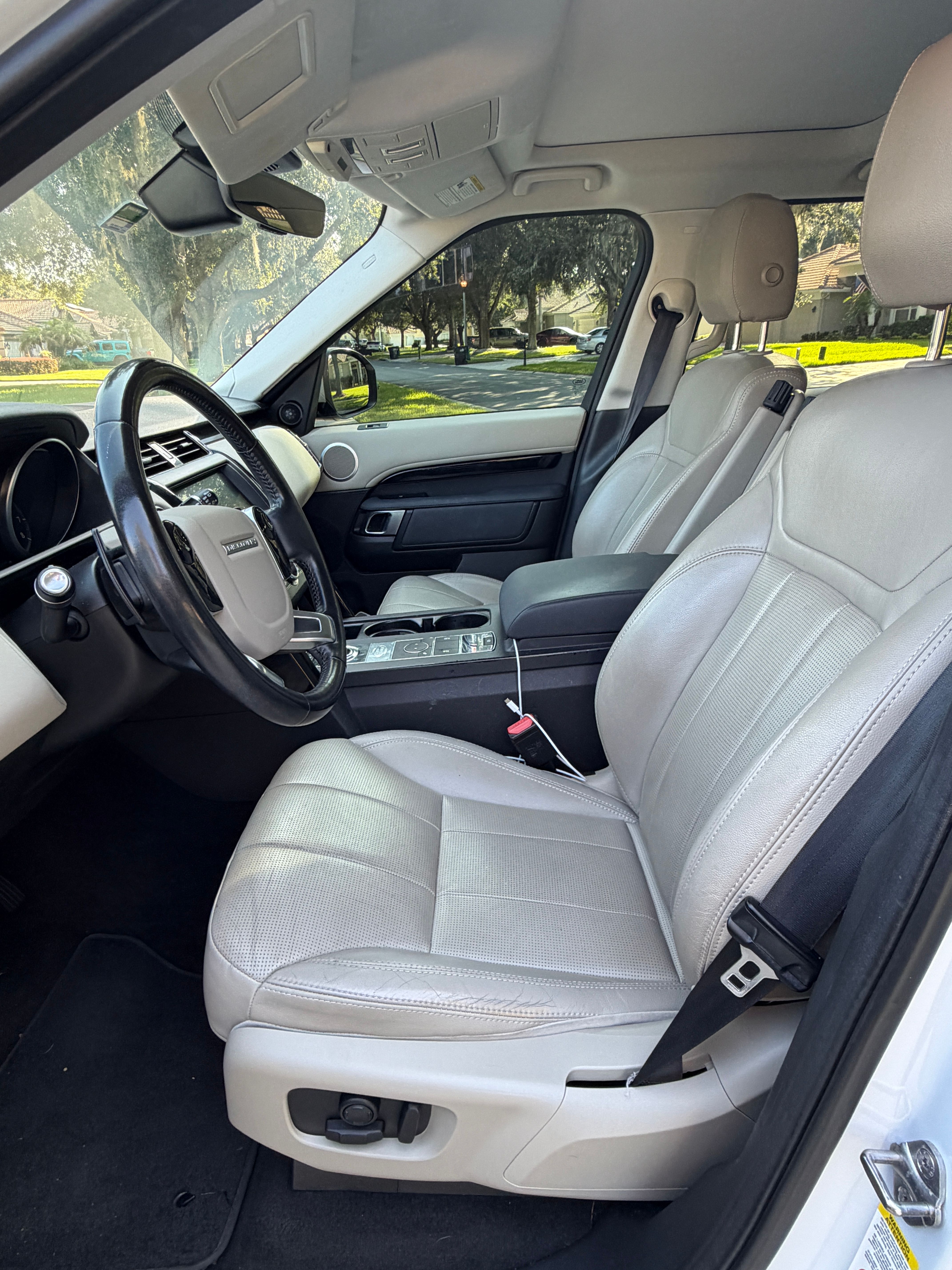 Used 2019 Land Rover Discovery SE AWD/4WD image 11