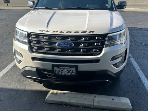 Used 2017 Ford Explorer XLT w/ Equipment Group 202A image 4