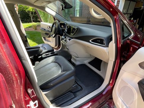 Used 2020 Chrysler Pacifica Touring-L image 12