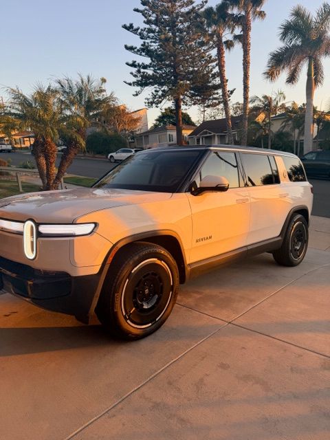 Used 2025 Rivian R1S Adventure Dual AWD/4WD image 1