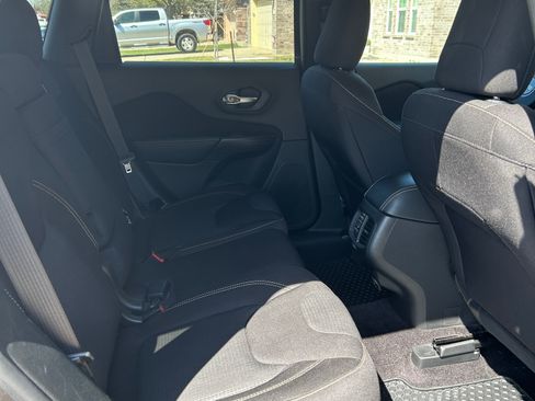 Used 2016 Jeep Cherokee Latitude w/ Cold Weather Group image 9