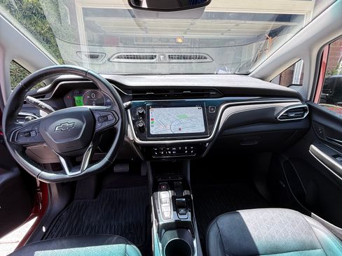 Used 2023 Chevrolet Bolt LT w/ Infotainment Package FWD image 9