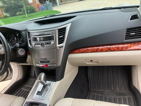 Used 2011 Subaru Outback 3.6R Limited w/ PWR Moonroof Pkg AWD/4WD image 17