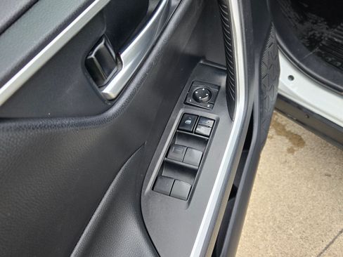 Used 2021 Toyota RAV4 XLE w/ Convenience Package image 21