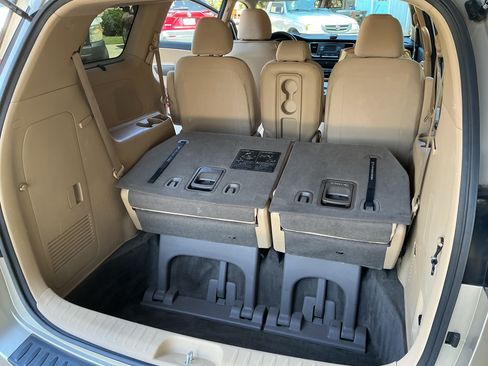 Used 2016 Kia Sedona LX w/ Option Group 020 FWD image 15
