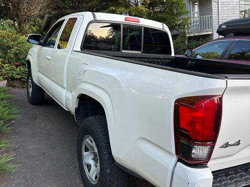 Used 2020 Toyota Tacoma SR AWD/4WD image 5