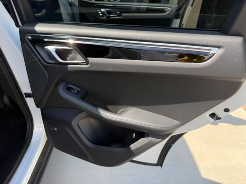 Used 2019 Porsche Macan AWD/4WD image 9
